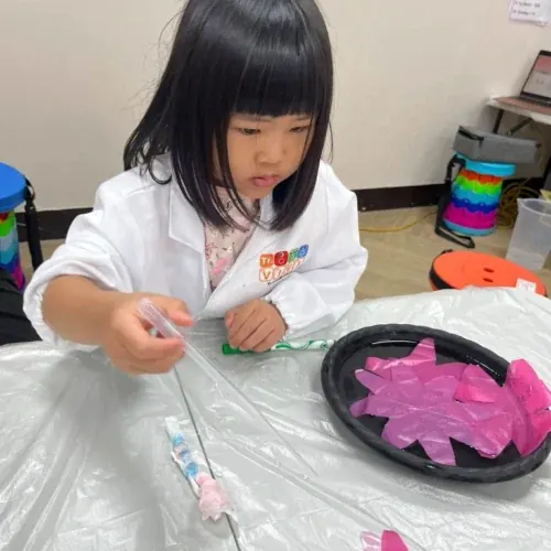 A6. 毛細現象實驗室－花朵擴香瓶 DIY、爬高高的水精靈 活動現場照片 7