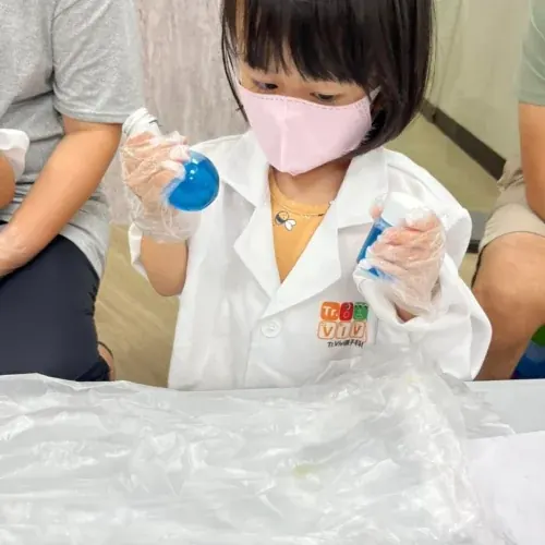 A7. 氧化還原實驗室－神秘變色藥水 DIY 活動現場照片 1