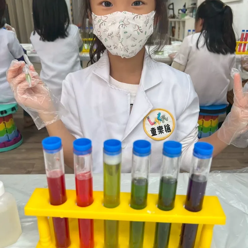 孩子在營隊中專注地進行科學實驗與手作活動